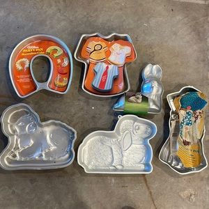 Wilton random cake pan set